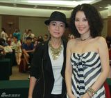 组图：刘雨鑫新剧发布 条纹裙亮相优雅妩媚