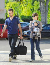 高清组图：娜塔丽-波特曼一家三口外出儿子可爱