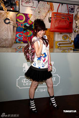 高清图：王心凌短裙走秀 大摆可爱姿势展青春活力