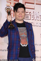 组图：林忆莲获最佳国语女歌手 常石磊代领