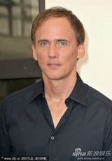 高清：《米克的近路》发布 男星格林伍德“蹲墙角”