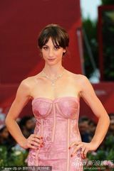 高清图：《我们相信》首映 弗朗西斯卡粉裙秀身姿