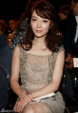 组图：陈数亮相米兰时装周 裸色流苏裙大气优雅