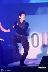 幻灯组图：萧敬腾着铆钉皮衣献唱 卢广仲瑶瑶泯恩仇