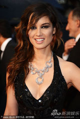 组图：刘雯走红毯骨感秀美背 邦女郎大秀丰满半球