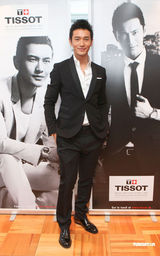 组图：黄晓明瑞士示范制表工艺 巴黎与baby密会