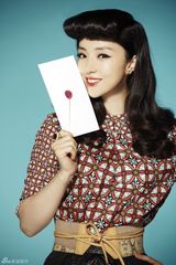 组图：董璇风姿绰约登封面 玩转复古Style