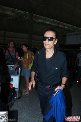 组图：谢贤与女儿赴澳为101岁老母奔丧