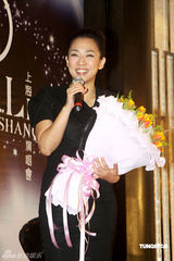 幻灯图：林忆莲获赠限量旗袍 上海开唱主打音乐牌 