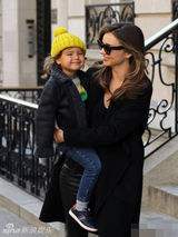 组图：米兰达带儿子上街 萌娃微笑可爱萌翻天