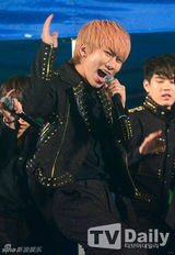 组图：韩女团AOA性感玩湿身 BTOB劲歌热舞