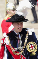 组图：威廉王子着传统服装帅气亮相 凯特伴婆婆甜笑