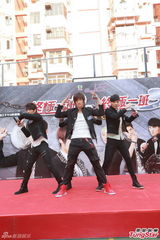 组图：曾沛慈SpeXial为新剧造势 与学生拼球技