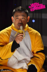 组图：《非常绑匪》搞笑花絮 姜武扮老虎卖萌