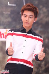 组图：炎亚纶新专辑签唱会自曝曾是愤青