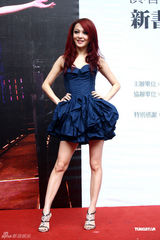 组图：张韶涵化身潘多拉公主 被俩半裸猛男抬起