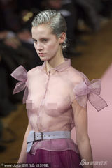 组图：时装周模特透视走秀 薄纱“粉蕾”抢眼