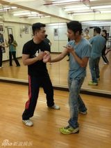 组图：谢霆锋醉心武术苦练咏春秀肌肉