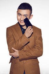 组图：聂远登时尚杂志展时尚锋芒