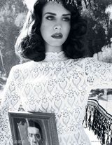 组图：打雷姐华贵杂志写真 性感贵妇深闺迷情