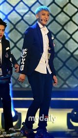 组图：EXO办回归秀咆哮掀高潮 女歌迷激动晕倒