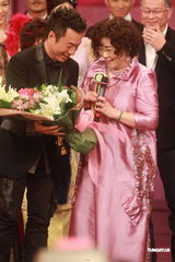 组图：李司棋获万千光辉演艺大奖 所有演员上台致敬