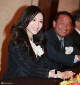 组图：张静初出任韩国文化大使 短裙亮相大秀美腿