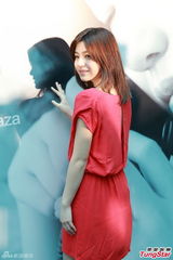 组图：陈妍希露背短裙性感 被评唱功差感失落