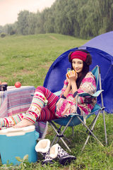 组图：姚笛拍摄秋装写真大片 灵动时尚显清新