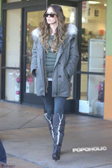 高清图：梅根-福克斯素颜挺大肚出街 老公护驾