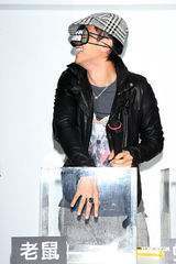 幻灯：黄靖伦专辑首周夺冠 罗志祥拿恐怖箱站台