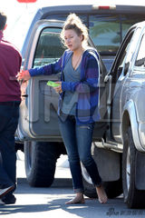 组图：保罗女友车祸后首现身 擦拭眼泪深陷悲伤