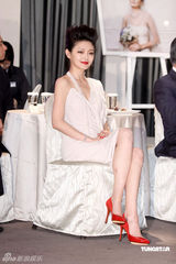 幻灯图：大S白色礼服高贵优雅 恨嫁苦等真命天子