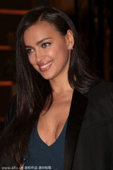 组图：C罗女友裙装亮相 笑容妩媚气质性感