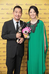 组图：金像奖得主后台秀奖杯 与小新合影