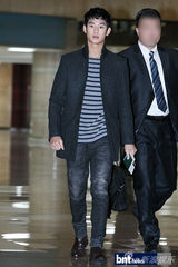 组图：韩星金秀贤帅气亮相机场 赴日宣传新剧