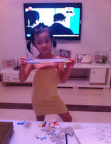 组图：54岁汤镇业4岁双胞胎女儿近照曝光