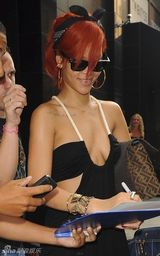 组图：蕾哈娜真空吊带长裙亮相 胸前春光无限