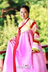 组图：韩国女演员吴珊夏与女歌手成恩穿韩服拍写真