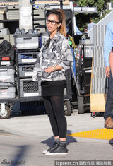 组图：阿尔芭片场头顶烈日 衣着休闲素颜出镜