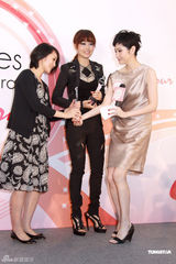 幻灯图：容祖儿露背装示人 健康状况频出直言犯太岁