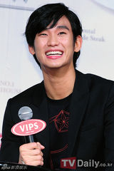 组图：韩星金秀贤参加活动 黑西装尽显绅士风度