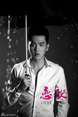 组图：《恋歌》发黑白海报 张若昀神情黯然