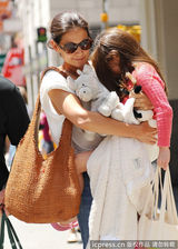 组图：凯蒂霍尔姆斯带女儿逛街 苏瑞情绪低落躲镜头