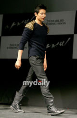 幻灯图：元彬出席新片《叔叔》新闻发布会