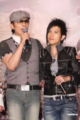 组图：潘美辰组新团“鹰与月” 澄清女同传闻