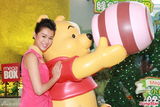 组图：胡杏儿卖萌与小熊维尼合影 小朋友献吻