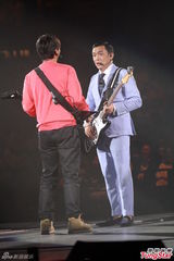 高清图：众巨星撑场雷颂德个唱 杨千嬅蕾丝诱惑