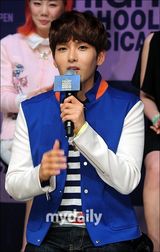 组图：f(x)Luna与SJ厉旭FT在真等宣传音乐剧