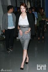 组图：崔江熙苏怡贤等亮相时装秀展熟女风范